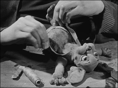 FÉTICHE 33-12 (1933) un film de Ladislas et Irène STAREWITCH - photogramme 1 FÉTICHE 33-12 (1933) un film de Ladislas et Irène STAREWITCH - photogramme 1