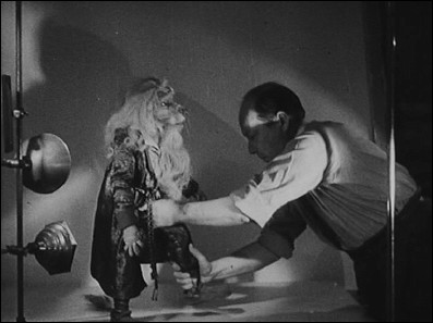 COMMENT NAÎT ET S'ANIME UNE CINÉ-MARIONNETTE (1932) un film de Ladislas et Irène STAREWITCH - photogramme COMMENT NAÎT ET S'ANIME UNE CINÉ-MARIONNETTE (1932) un film de Ladislas et Irène STAREWITCH - photogramme