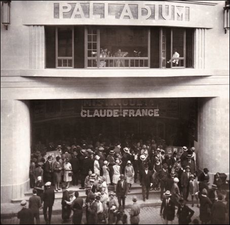 Façade du cinéma PALLADIUM à Avignon (France) Façade du cinéma PALLADIUM à Avignon (France)